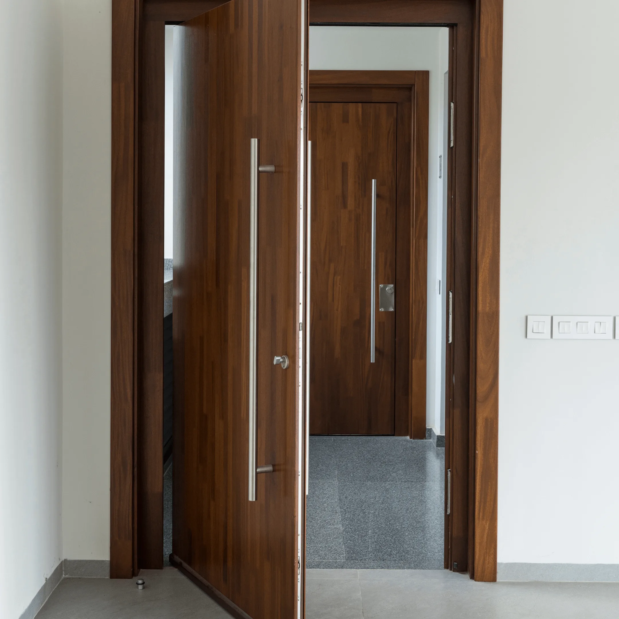 Porte pivotante en bois